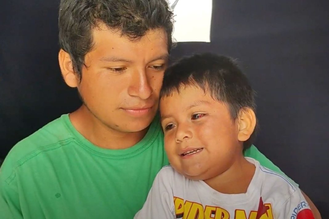 Lima: niño de 4 años sobrevivió tras caerle una columna de concreto en un huaico.