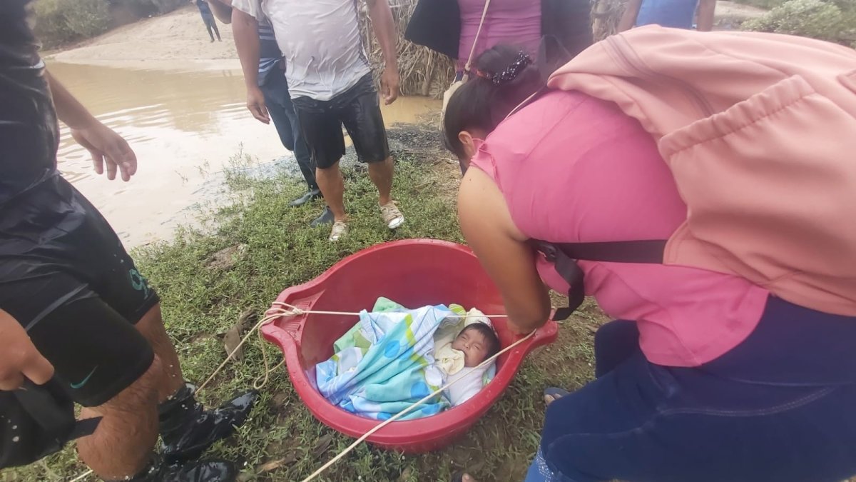 Una familia quedó atrapada tras el desborde del río La Leche, en la región Lambayeque. Los rescatista formaron una cadena humana. 