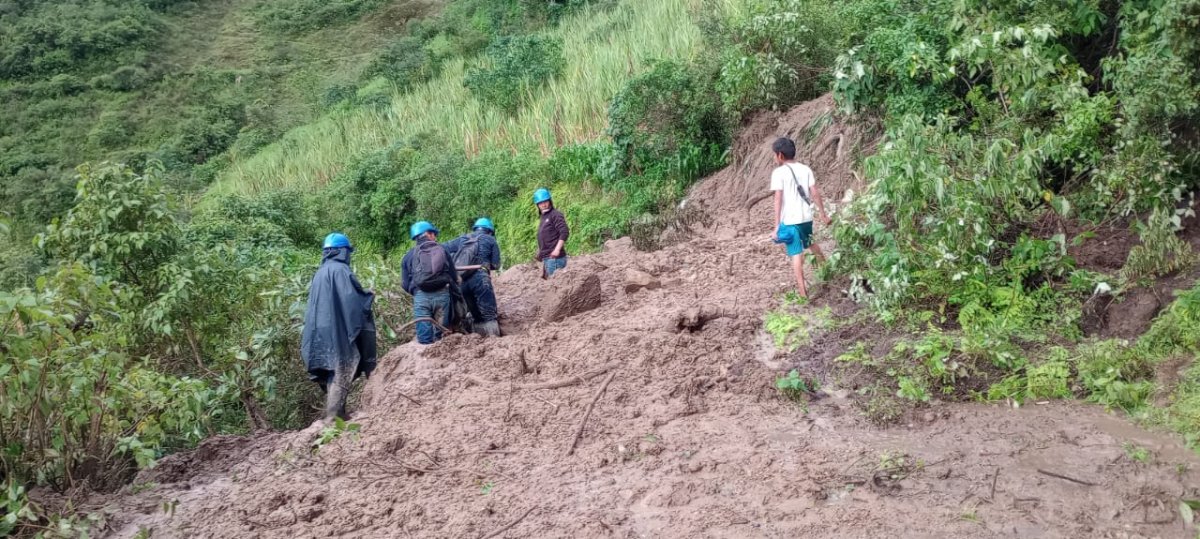 Técnicos de Enosa caminan 4 horas para restablecer el servicio eléctrico en Huarmaca.