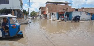 Vecinos de la calle 5 de la Urb. San José piden una cisterna para evacuar el agua de la lluvia
