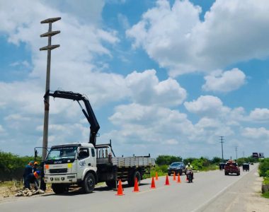 Instalación de postes para recuperar servicio en Tambogrande 