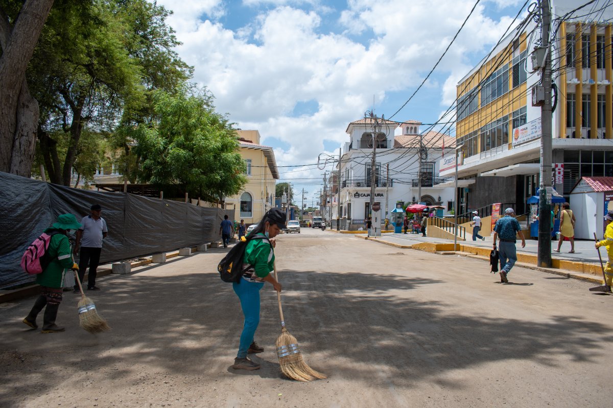 Trabajadoras de limpieza batallan en el barrido de las deterioradas pistas del centro de Piura. Foto: Walac Noticias/Bruno Palacios Sernaqué