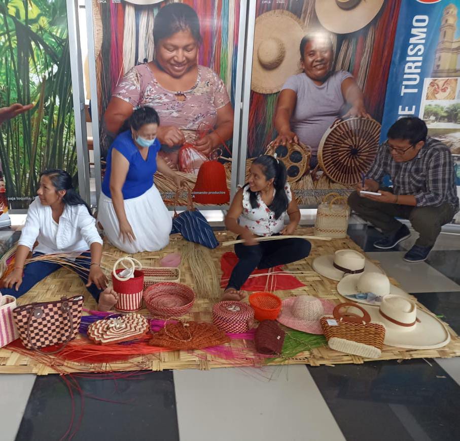 Mujeres piuranas promueven su arte en feria de sombreros de paja Toquilla