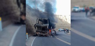 Piura: bus interprovincial que llevaba 57 pasajeros se incendia completamente