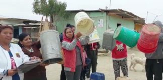 Mujeres sin acceso a la red pública deben cargar agua durante dos horas diarias.