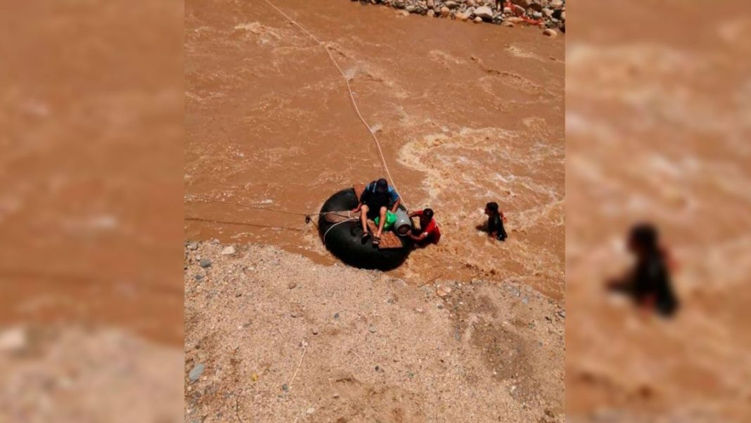Pobladores de Pueblo Nuevo de Maray arriesgan su vida cruzando el río para conseguir sus alimentos.
