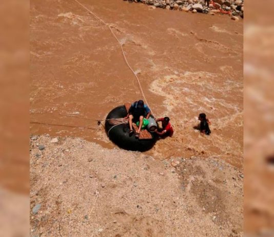Pobladores de Pueblo Nuevo de Maray arriesgan su vida cruzando el río para conseguir sus alimentos.