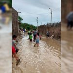 Policías de la comisaría del Km 50 rescatan a nueve familias atrapadas tras intensas lluvias.
