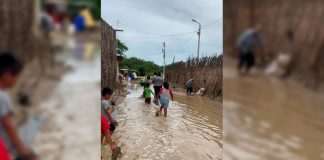 Policías de la comisaría del Km 50 rescatan a nueve familias atrapadas tras intensas lluvias.