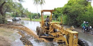 Maquinaria pesada despeja las carreteras en Sullana y brinda apoyo a damnificados por lluvias.