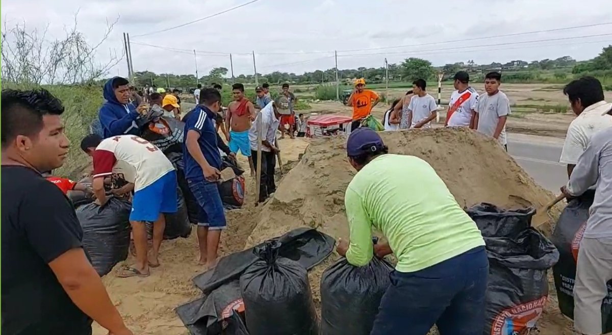 Pobladores del Bajo Piura alarmados ante un posible desborde. / Foto: Catacaos Al Día TV.