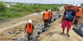 Personal del Ejército y la población realizan la colocación de sacos de arena en la ribera del río Piura ante el aumento del caudal.