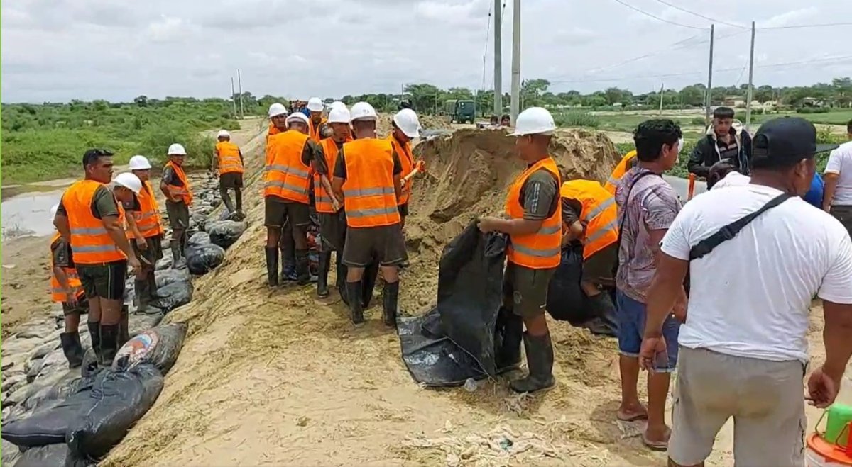 Personal del Ejército y la población realizan la colocación de sacos de arena en la ribera del río Piura ante el aumento del caudal. 