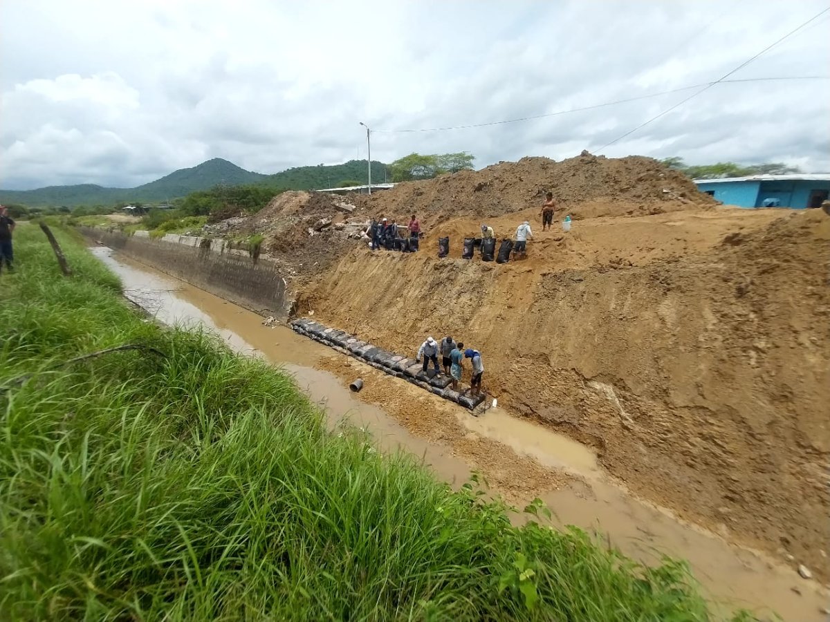 Las Lomas: refuerzan canal Yuscay con sacos de tierra.