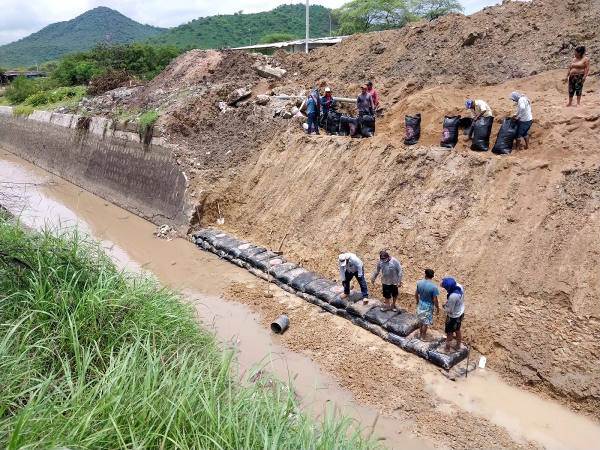 Las Lomas: refuerzan canal Yuscay con sacos de tierra.