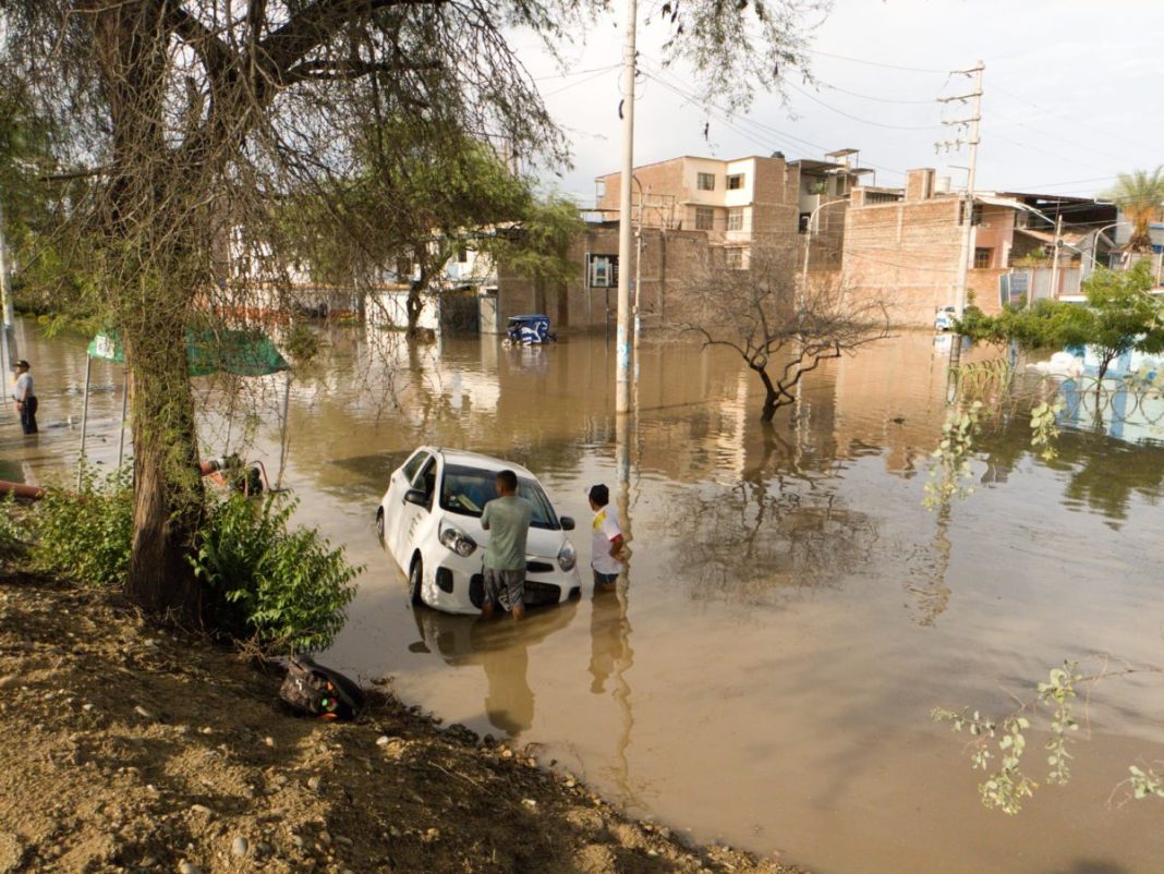 En una hora de lluvia Piura soporta 38.7 litros por metro cuadrado y deja varios sectores inundados. Foto: Fabian Tejada.