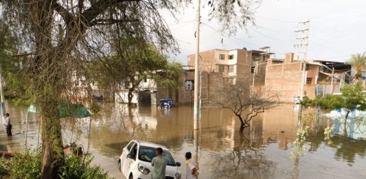 En una hora de lluvia Piura soporta 38.7 litros por metro cuadrado y deja varios sectores inundados. Foto: Fabian Tejada.