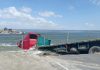 Sechura: tráiler es arrastrado por la corriente de la laguna La Niña. / Foto difusión.