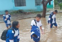 Alumnos de la I.E. Manuel Scorza tuvieron que cruzar aniego tras suspensión de clases por lluvias.