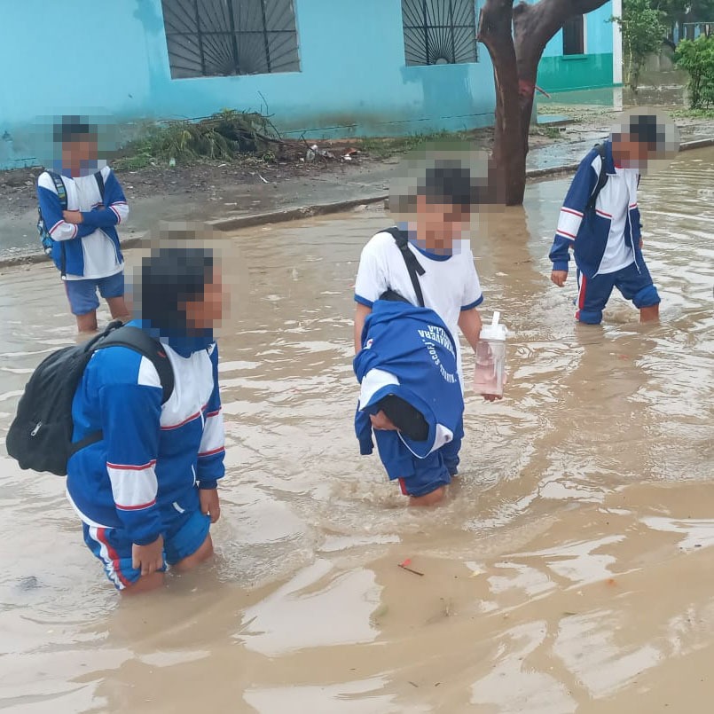 Alumnos de la I.E. Manuel Scorza tuvieron que cruzar aniego tras suspensión de clases por lluvias.