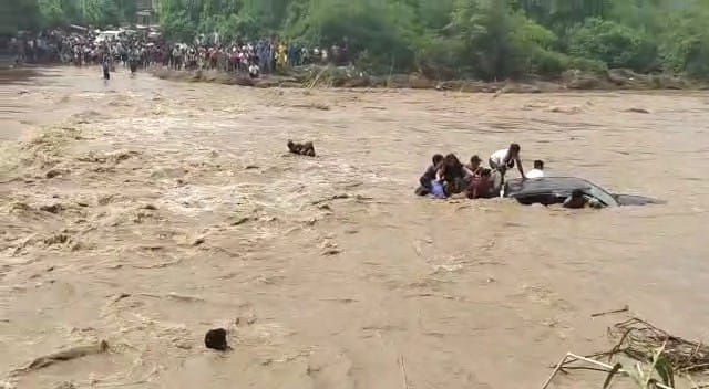 Chulucanas: pasajeros salvan de morir tras intentar cruzar río Yapatera a bordo de camioneta.
