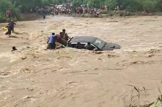 Chulucanas: pasajeros salvan de morir tras intentar cruzar río Yapatera a bordo de camioneta.