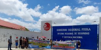 Moradores de "Las cinco esquinas" protestan en los exteriores del COER Piura. / Foto difusión.
