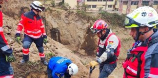 Peruano sepultado entre escombros llama a su familia: "Estoy vivo"