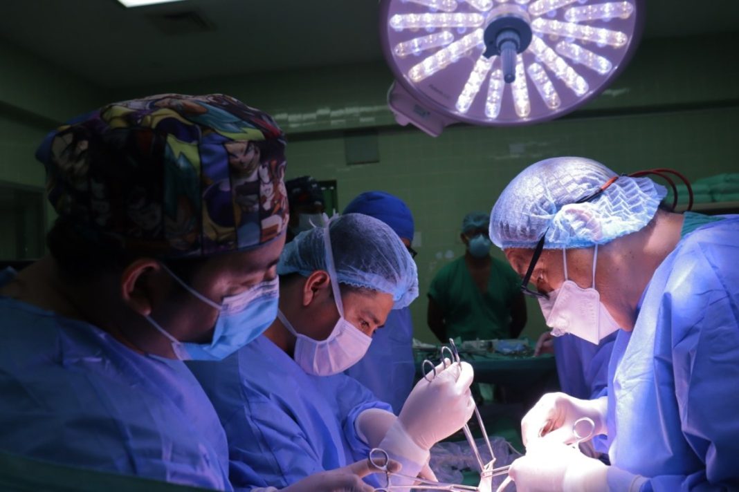 Piura: médicos de EsSalud realizan primera cirugía a fetal en vientre materno.
