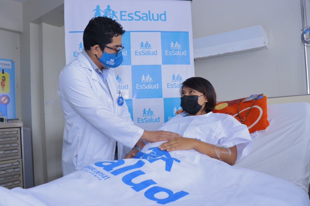 La gestante operada por el equipo de médicos de EsSalud Piura continuará con su embarazo y se le practicará una cesárea a las 37 semanas.