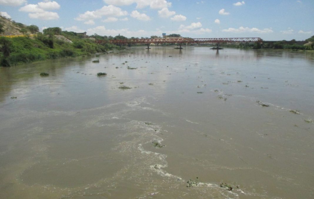 Alerta roja del río Chira pone en riesgo de inundación a diez distritos de Sullana y Paita.
