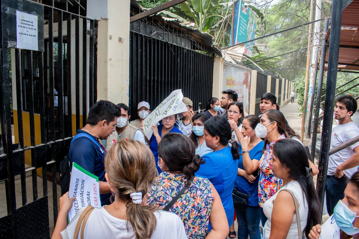 Más de 300 trabajadores de salud exigen continuidad laboral. / Foto: Walac Noticias / Anthony Camizán.