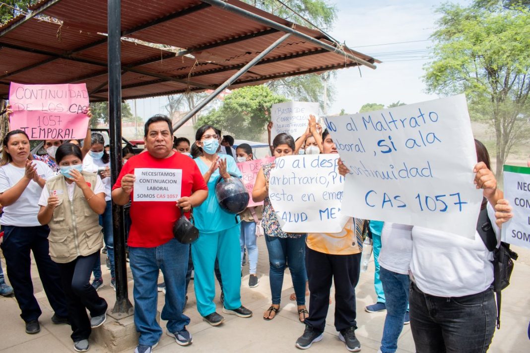 Más de 300 trabajadores de salud exigen continuidad laboral. / Foto: Walac Noticias / Anthony Camizán Palacios.