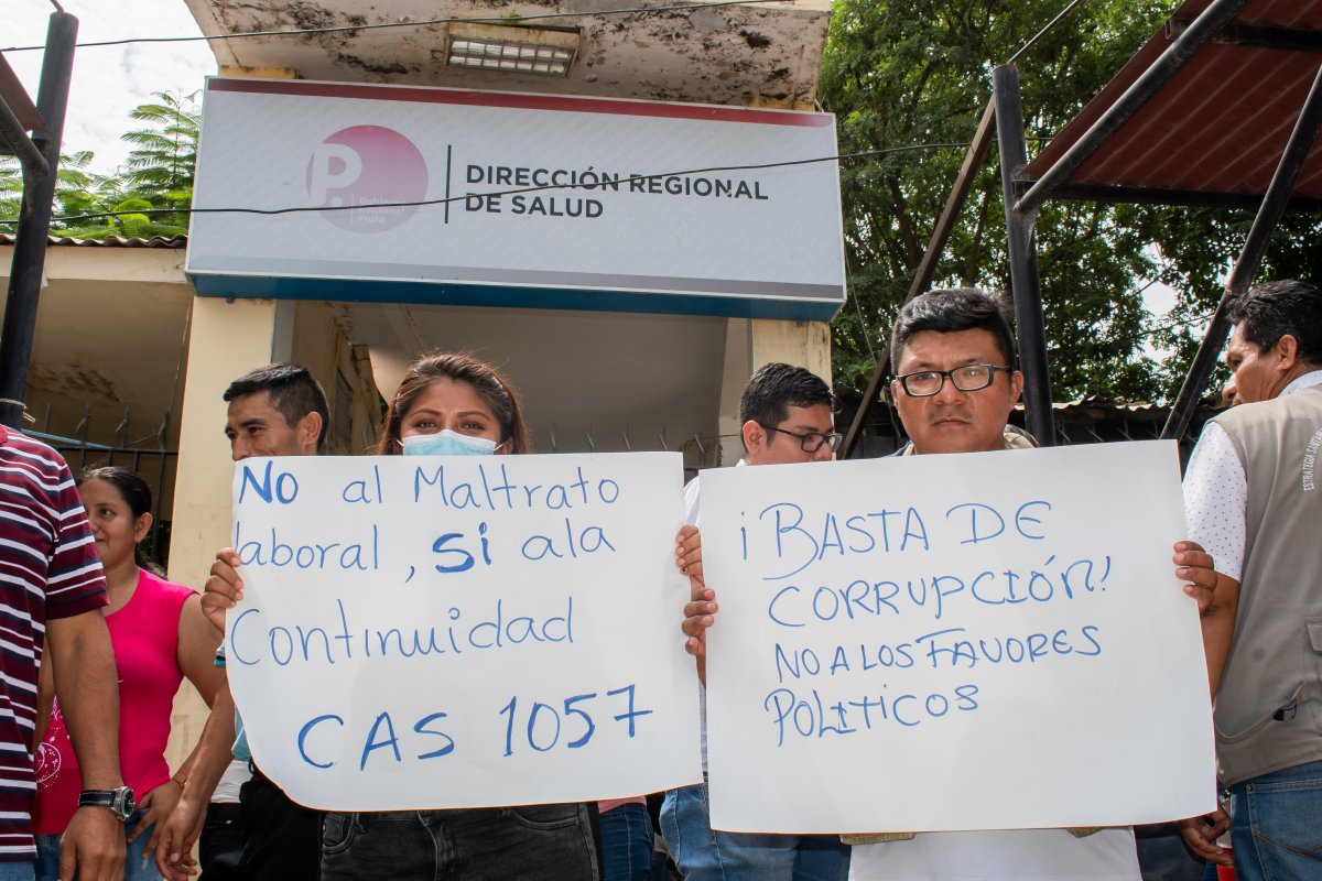 Más de 300 trabajadores de salud exigen continuidad laboral. / Foto: Walac Noticias / Anthony Camizán.