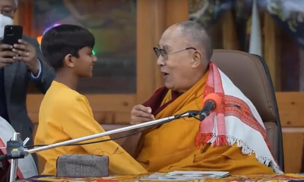 El dalái lama ofrece disculpas tras pedirle a un niño que le chupe la lengua. / Foto: redes sociales.