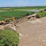 Ejecutan trabajos con maquinaria para intervenir ruptura del dique del río Chira