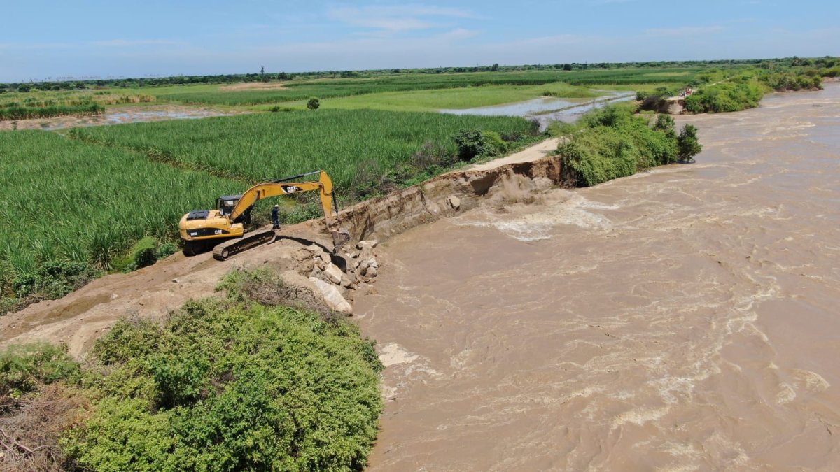 Ejecutan trabajos con maquinaria para intervenir ruptura del dique del río Chira