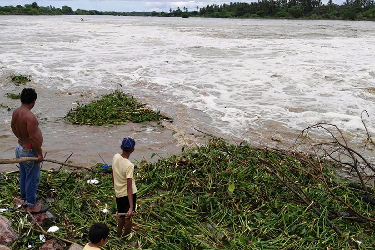 Alerta roja del río Chira pone en riesgo de inundación a diez distritos de Sullana y Paita.