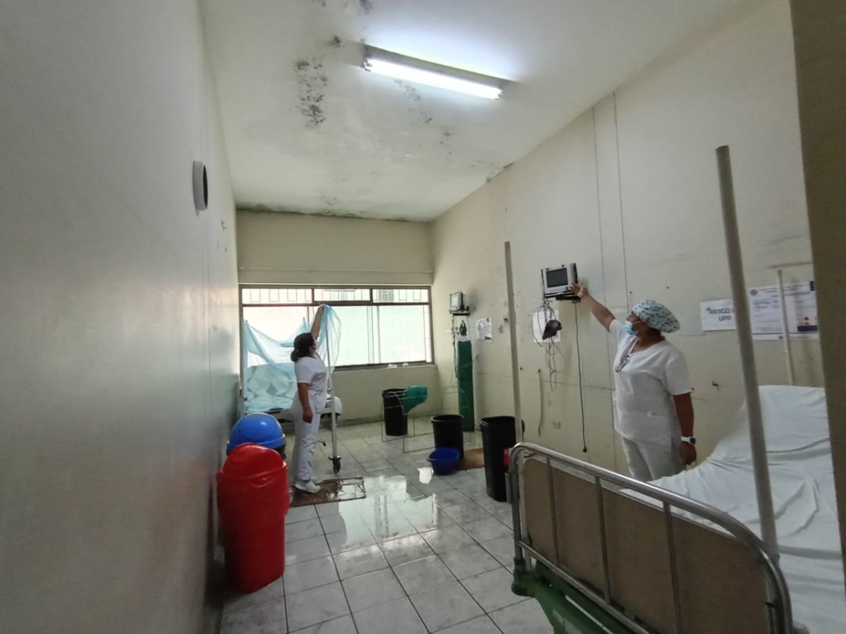 Pacientes del hospital Santa Rosa deben atenderse entre goteras y humedad. / Foto: Walac Noticias.