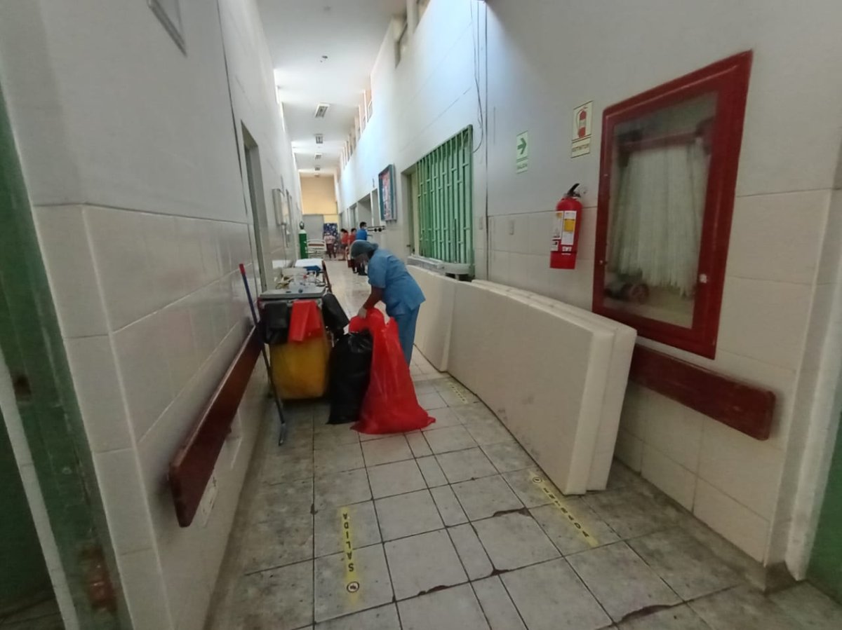 Pacientes del hospital Santa Rosa deben atenderse entre goteras y humedad. / Foto: Walac Noticias / David Tejada.