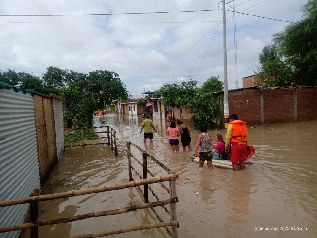 Policía evacúa a pobladores afectados por las intensas lluvias en Piura.