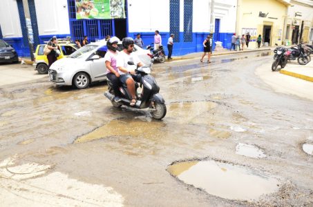 Calles del centro de Piura con aguas servidas.