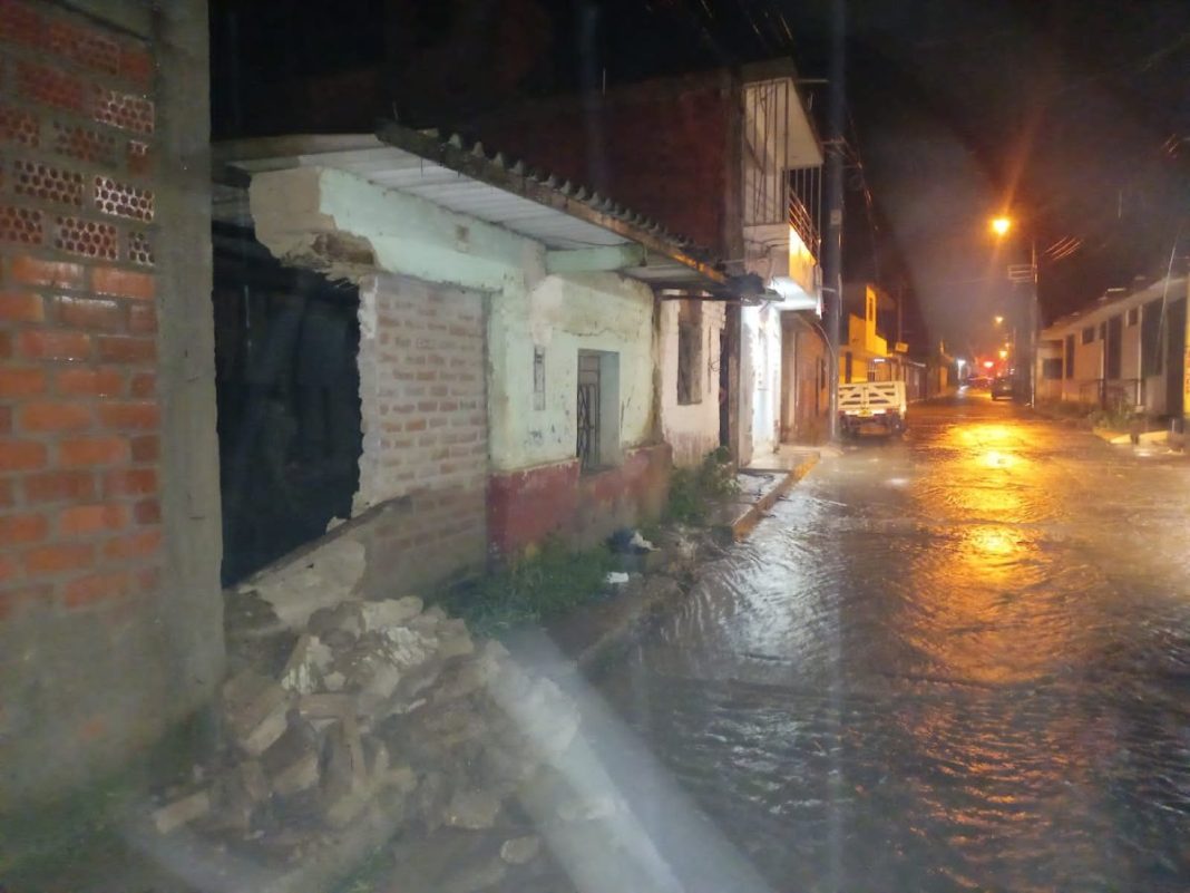 Tambogrande soporta lluvia torrencial que provocó el derrumbe de varias viviendas.