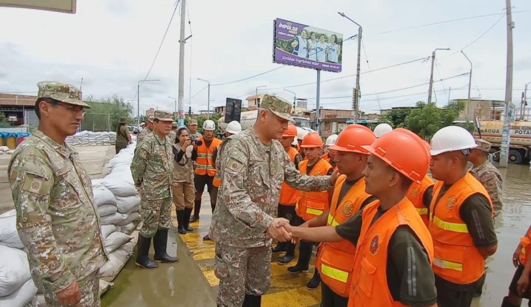 Comandante general del Ejército visita Piura y entrega ayuda a damnificados. / Foto: Walac Noticias / David Tejada.