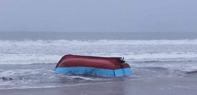 Sechura: seis pescadores salvan de morir tras naufragio de embarcación.