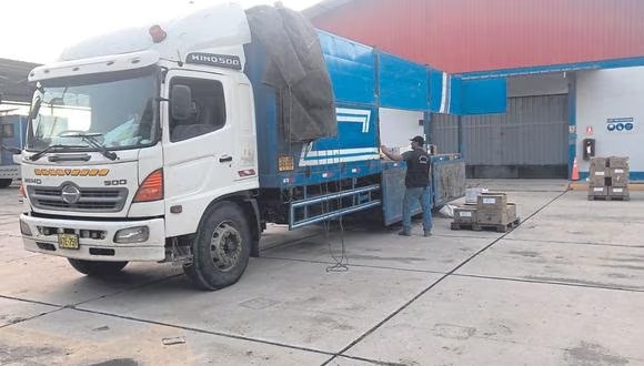 Piura: intervienen camión del Ejército cargado de mercancía de contrabando 