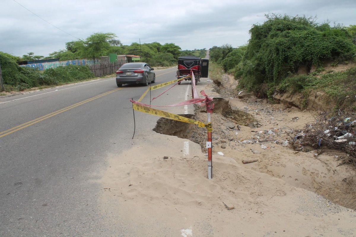 Tambogrande: cangrejeras formadas en la carretera son un peligro para los transportistas.