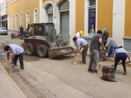 Colaboradores del SAT Piura retiran 15 toneladas de arena en calle Arequipa.