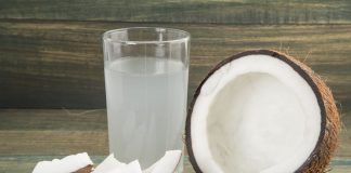 Minsa afirma que el agua de coco no cura el dengue, pero sí ayuda con la deshidratación.