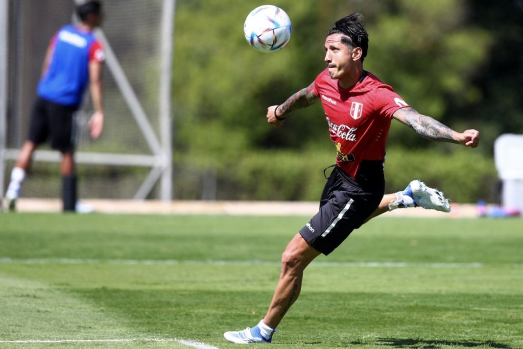 Gianluca Lapadula entrena con la selección peruana previo al amistoso con Japón.